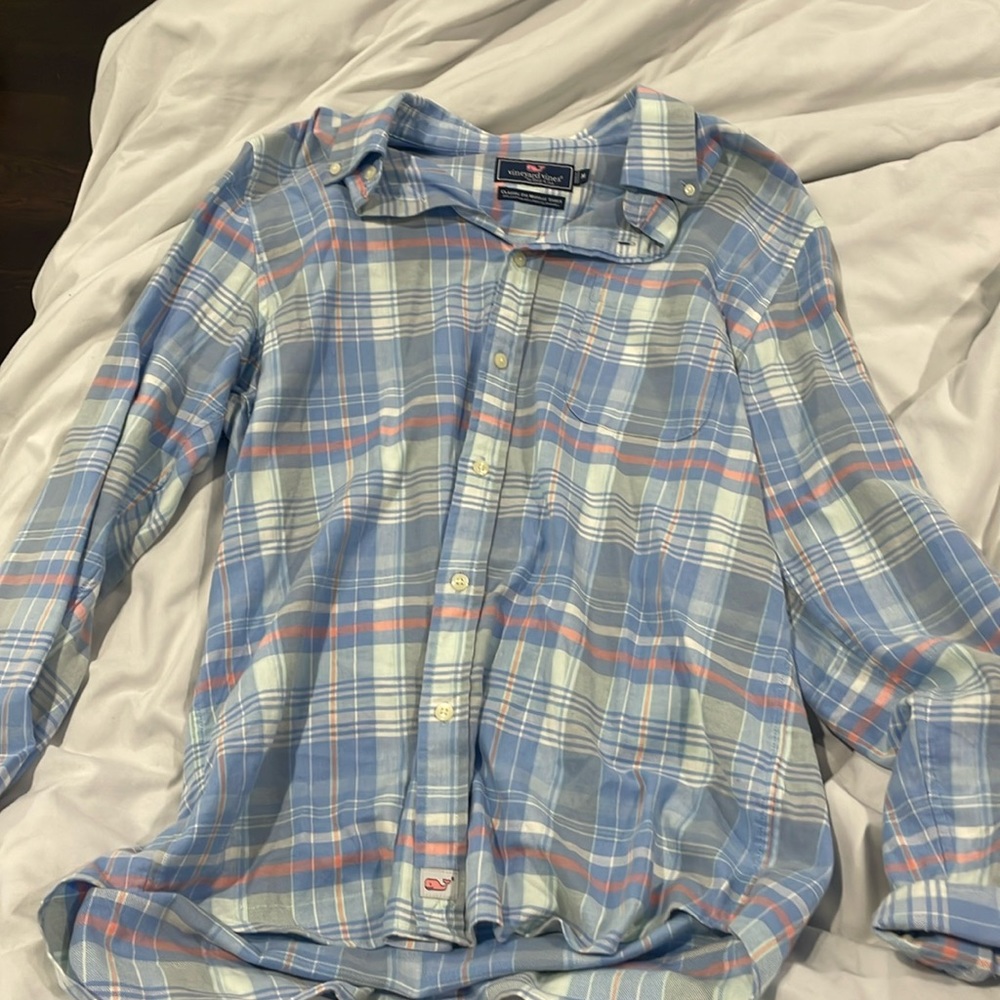 Vineyard Vines Classic Fit Murray Shirt. Size Medium. Very soft. Worn few times.